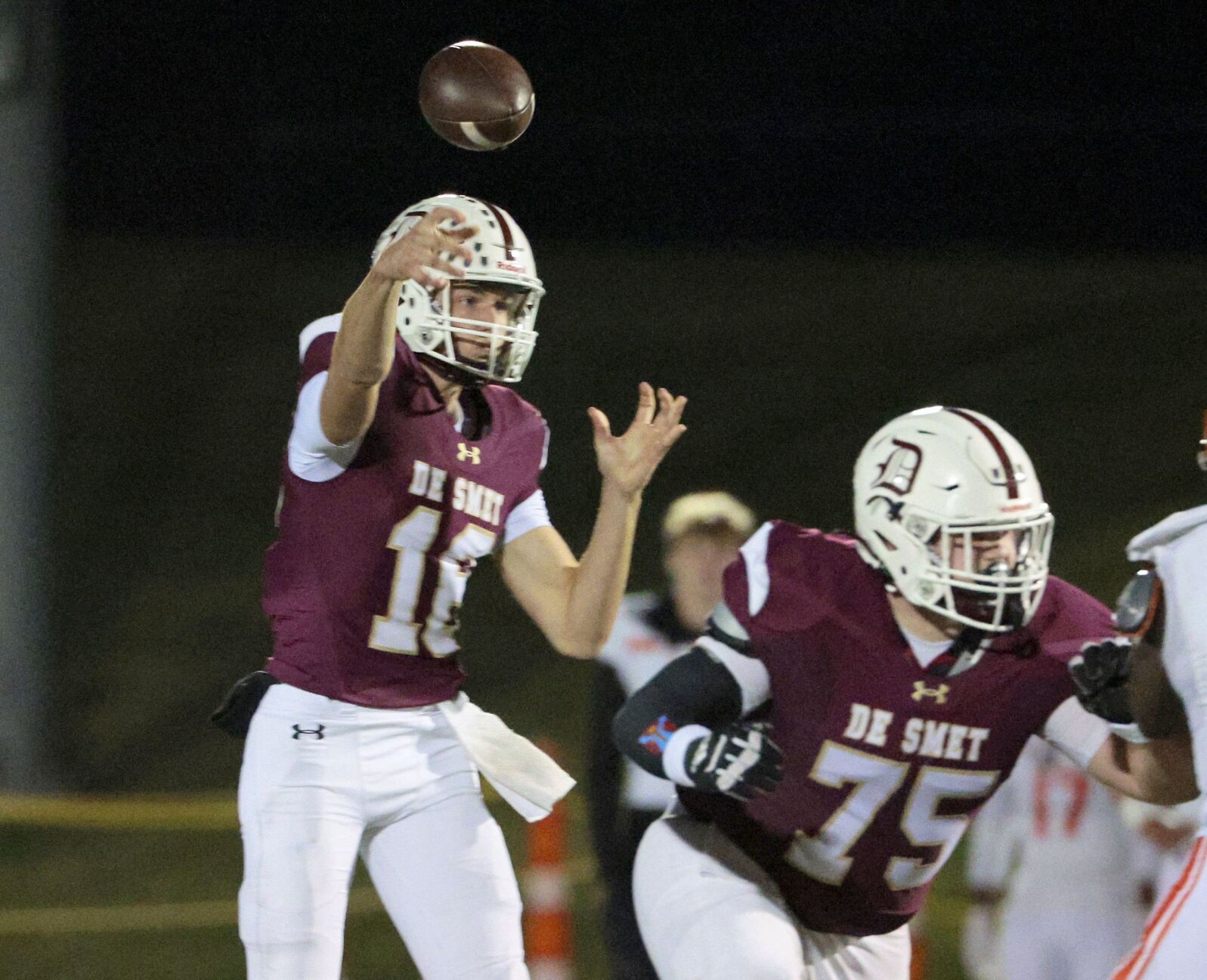 DeSmet stifles Edwardsville 30-15